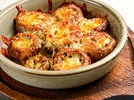 Рецепта Пълнени гъби печурки с топено сирене, шунка (колбас), кашкавал и кисели краставички на фурна
